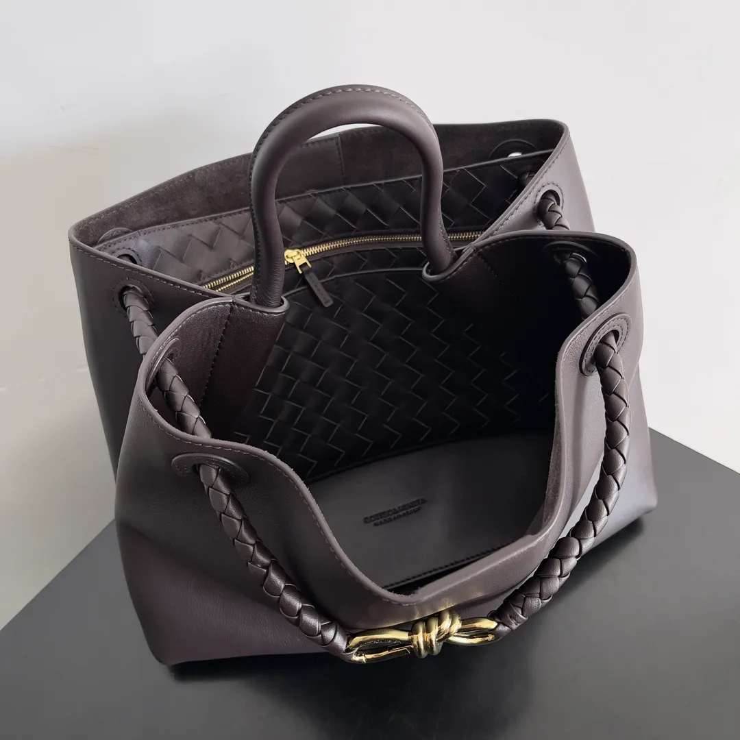 Batch 2560 BV The all-leather Andiamo is new, a very casual splayed buckle bag, which also means that its weight is very light, which greatly reduces our burden when going out for shopping. It can be carried cross-body, hand-held, or carried under the armpit. Taking into account the different backpacking habits of people, the simple design brings us more inspiration. Matched with various keychains and dolls, it will become the finishing touch in the outfit. Medieval style and modern style can also be perfectly blended🫧🫧 Style number: 810214 Size: 32*24*12cm